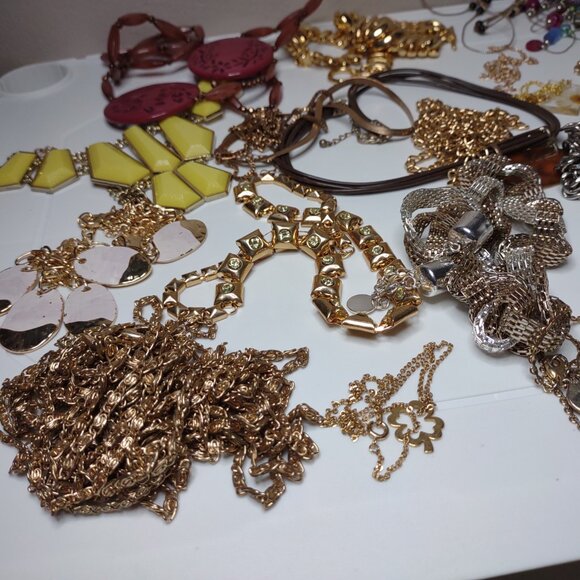 Lot Of Over 40 Necklaces - Picture 2 of 16